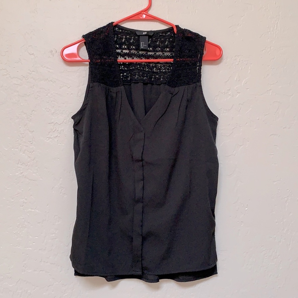 EUC H&M sleeveless v-neck blouse w/ lace detail